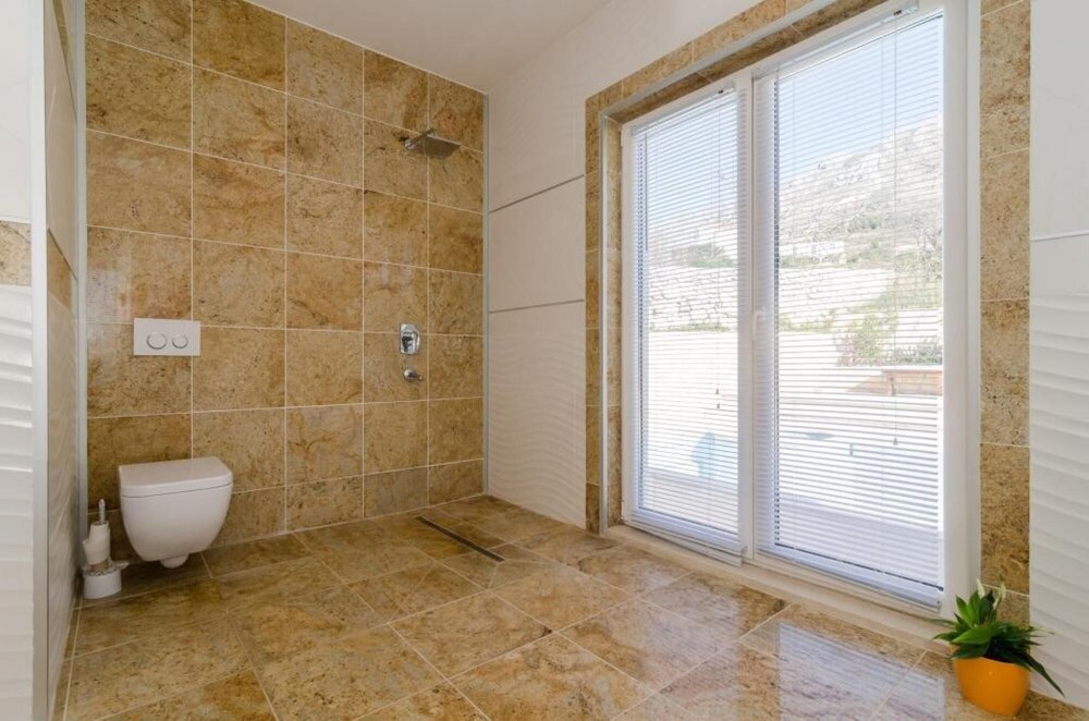 Villa Avoca - Four Bedroom Apartment With Two Balconies and Swimming Pool ID Direct Booker 2124