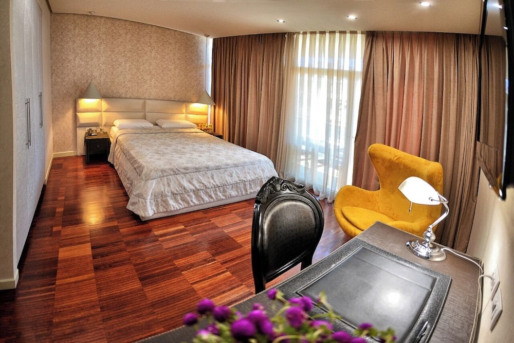 La Boheme Hotel