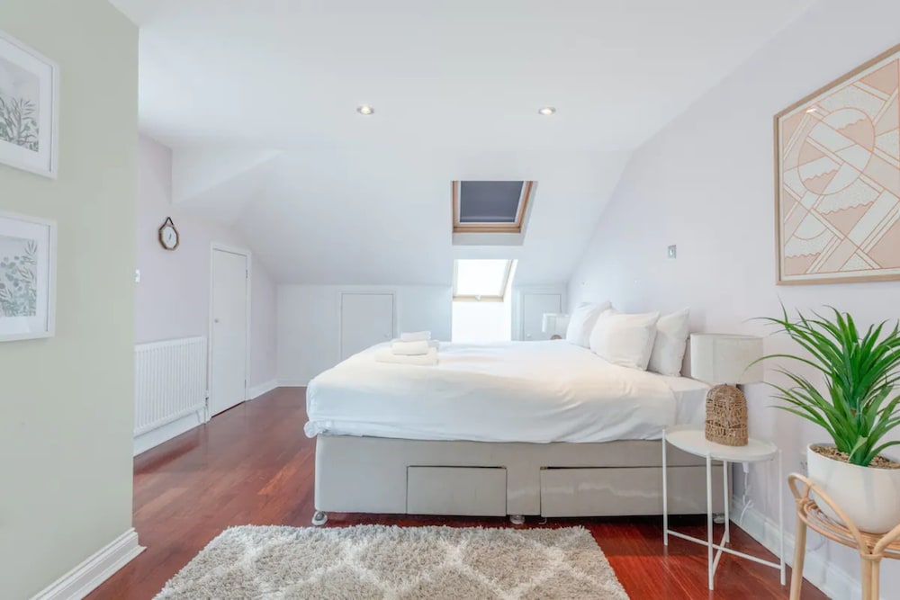 Stylish 2 Bedroom Apartment Beside Putney Station
