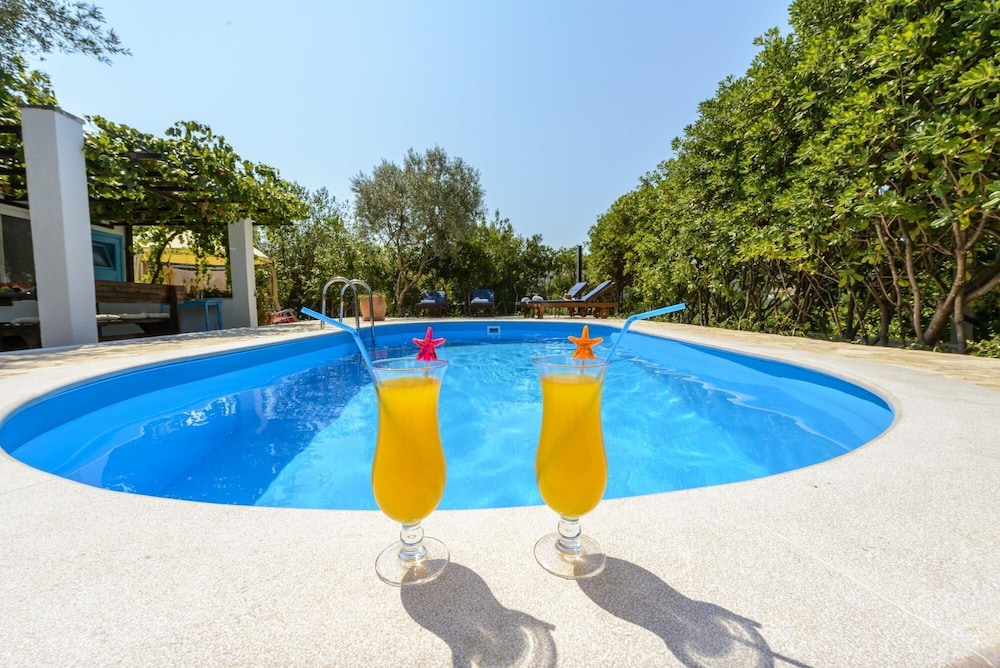 Villa Piano - Four Bedroom Villa With Terrace and Swimming Pool ID Direct Booker 1036