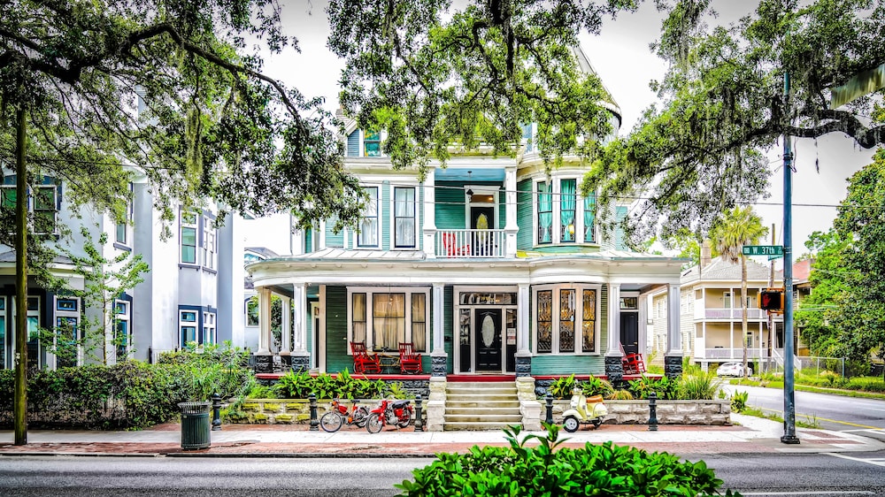 Isetta Inn (Boutique Hostel)