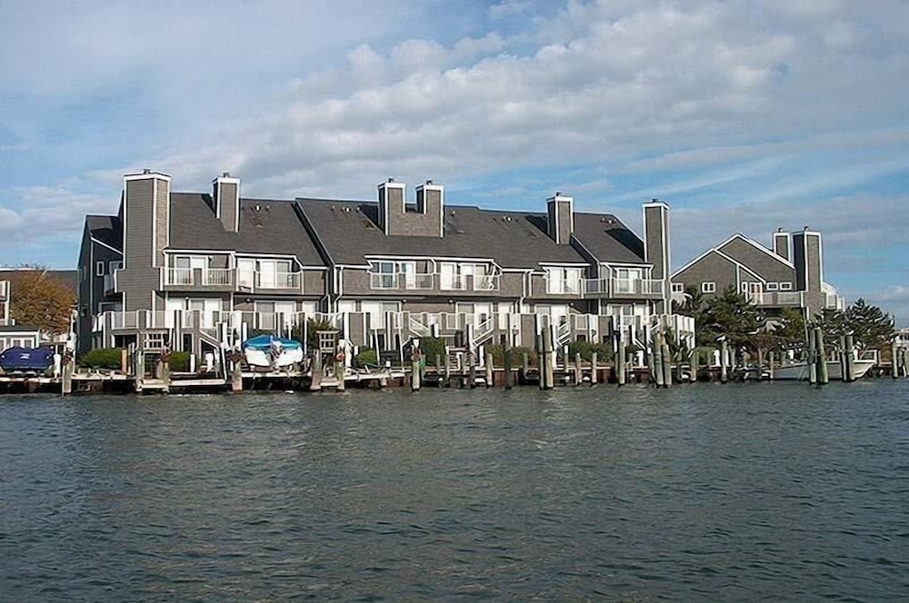 Harbour Island 204m 2 Bedroom Condo by Redawning