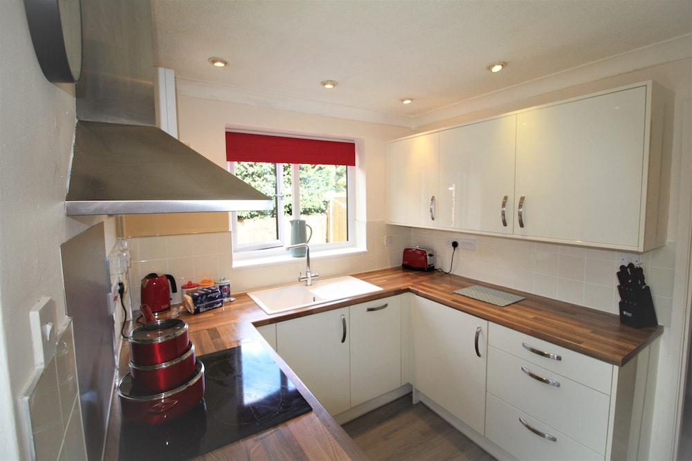 3 Bed - Private Garden & Parking -quiet Cul De Sac