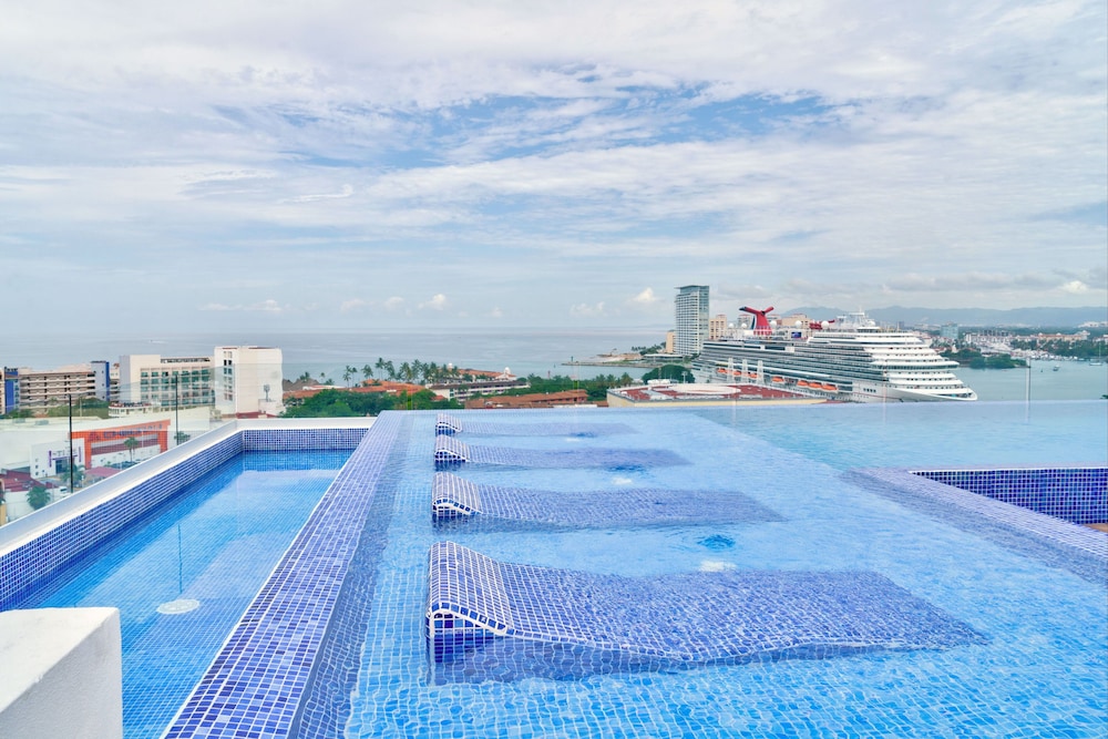 Spectacular Beach And Mountain View Condo - 5 Min From The Beach