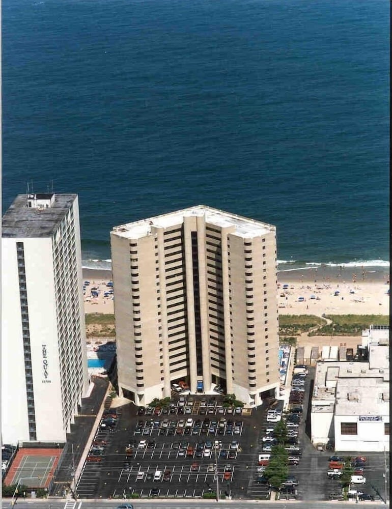 Atlantis 1608 2 Bedroom Condo by Redawning