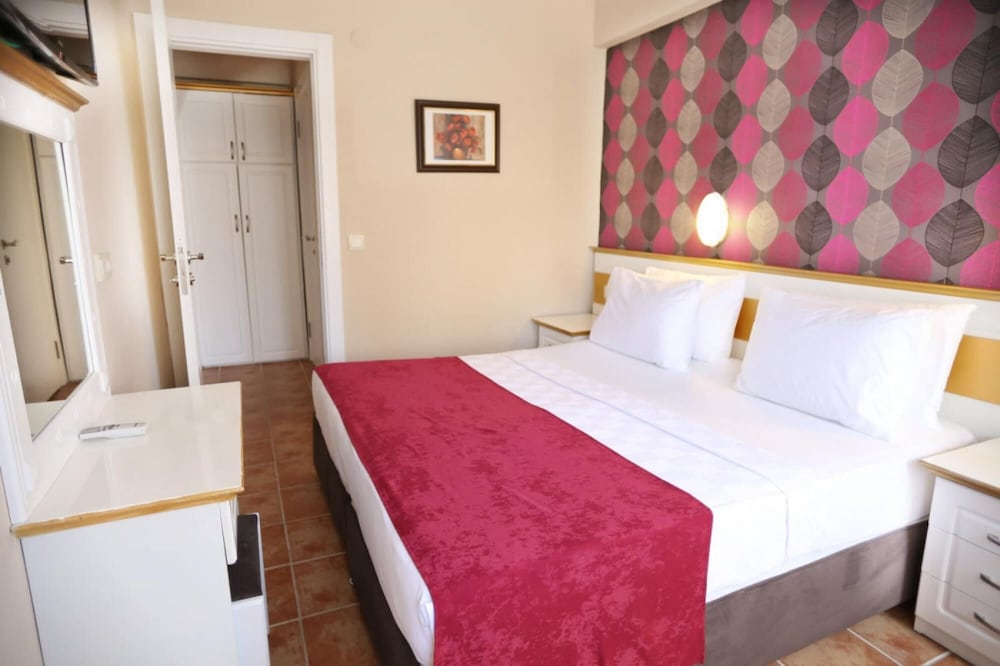 Comfortable Family Room With Balcony With Access to Private Beach in Marmaris