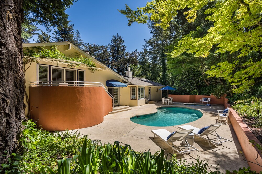 León by Avantstay Private Breathtaking Character Cottage w/ Pool & Hot Tub