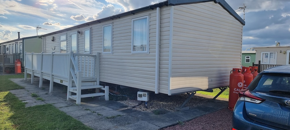 Lovely 8 Berth Direct Beach Access