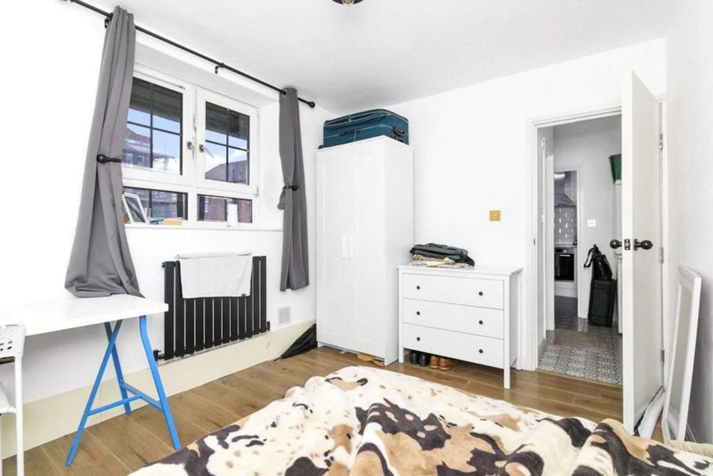 Spacious 4 Bedroom Apartment in Bethnal Green