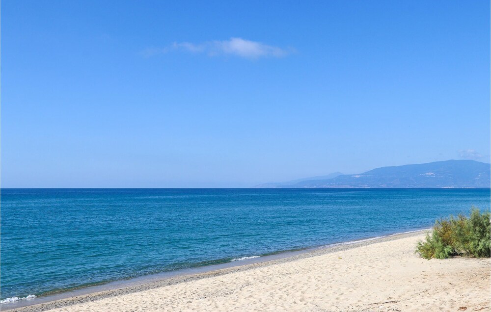 Amazing Apartment in Porto Salvo With 2 Bedrooms