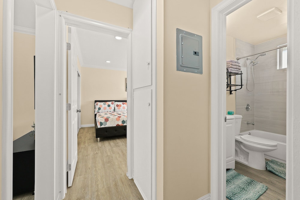 Sunny & Cheerful Near I-10 ~ Queen Beds ~ Parking
