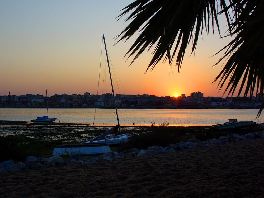 Cosy 1-bed Apartment Good Amenities in Seixal