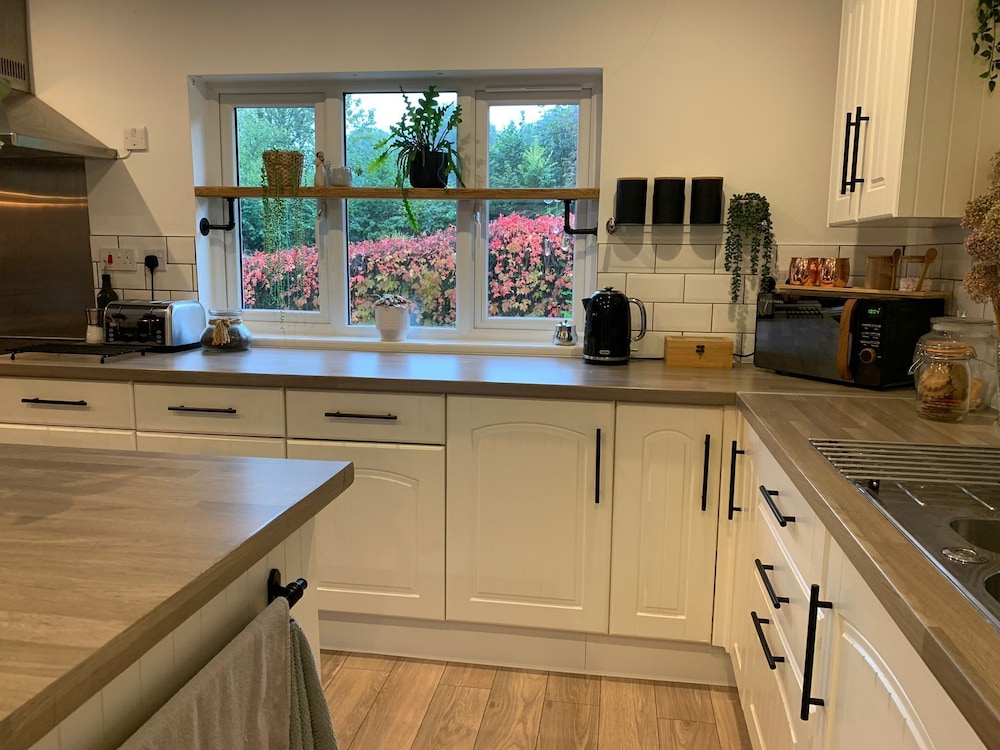 Impeccable 3-bed Bungalow Near Launceston