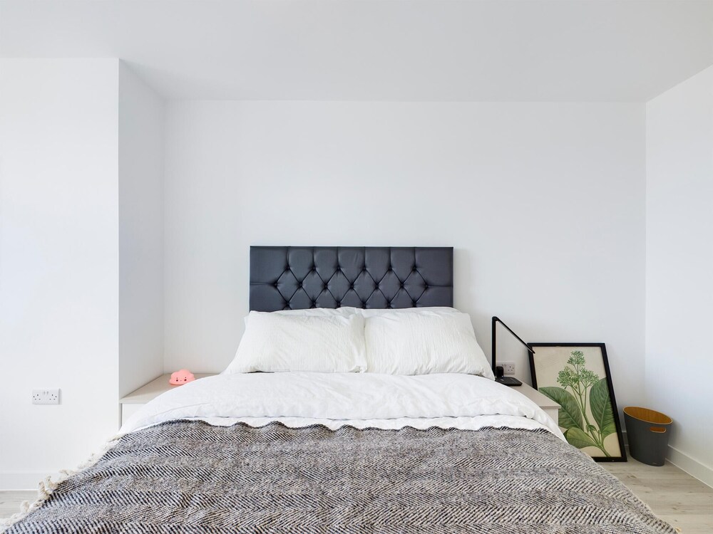 Sleek and Modern 2BD 2bath in the Heart of Salford