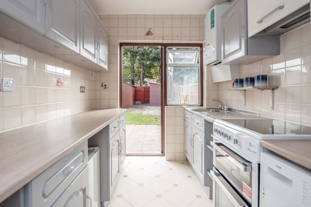 Lovely 4-bedroom House Near Romford Station