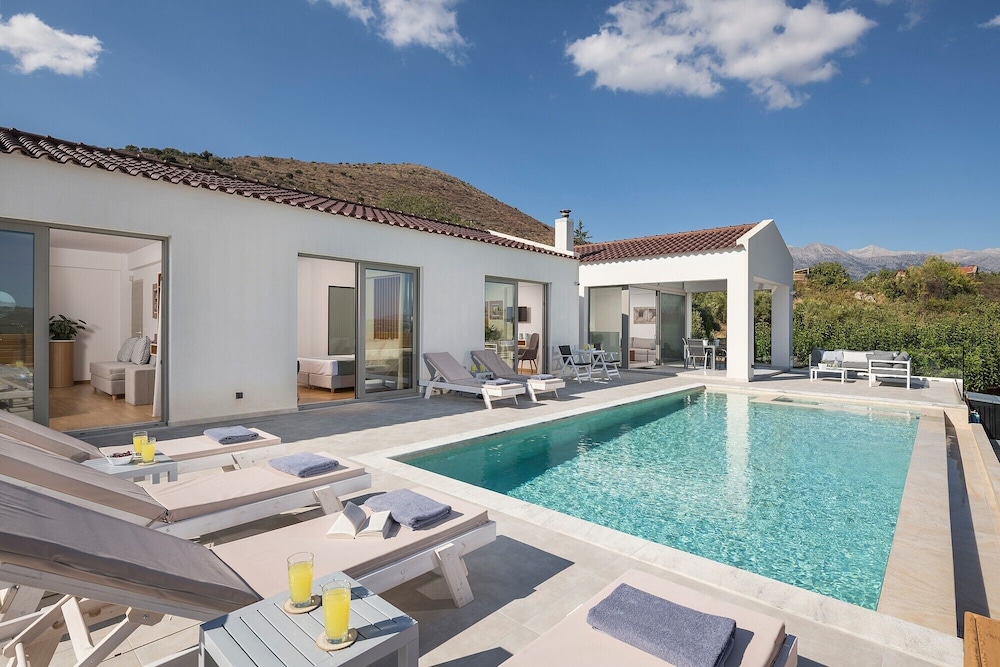 Landscaped Villa With Private Pool Fenced Area and Mountain Views