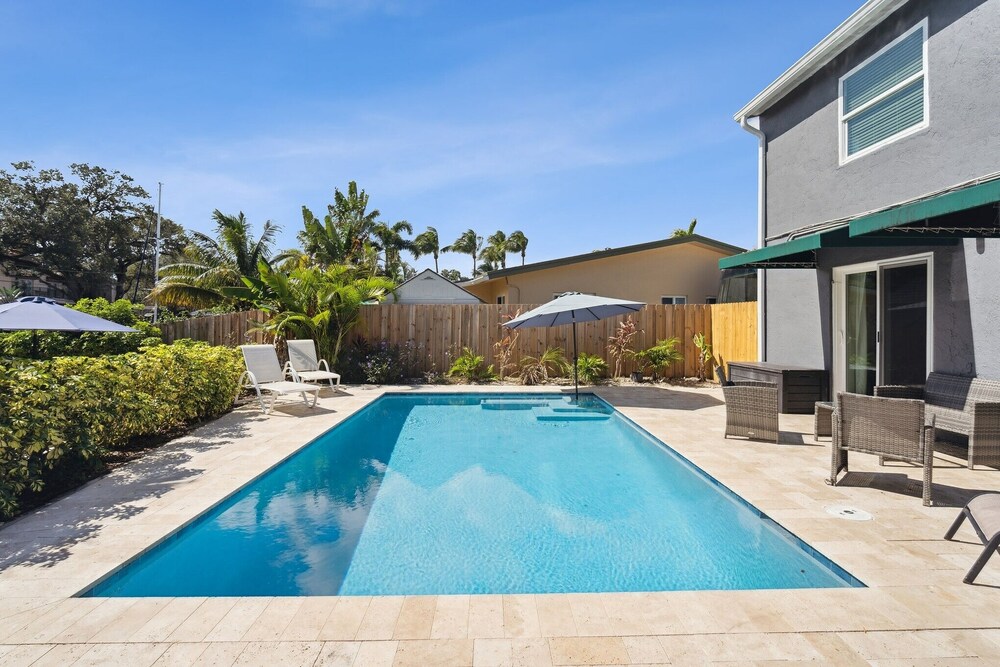 Waterfront Property With Pool. 10 Mins to Beach! 4 Bedroom Home by Redawning