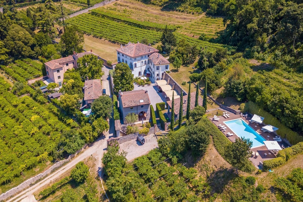 Villa Faccioli Limone With Shared Pool
