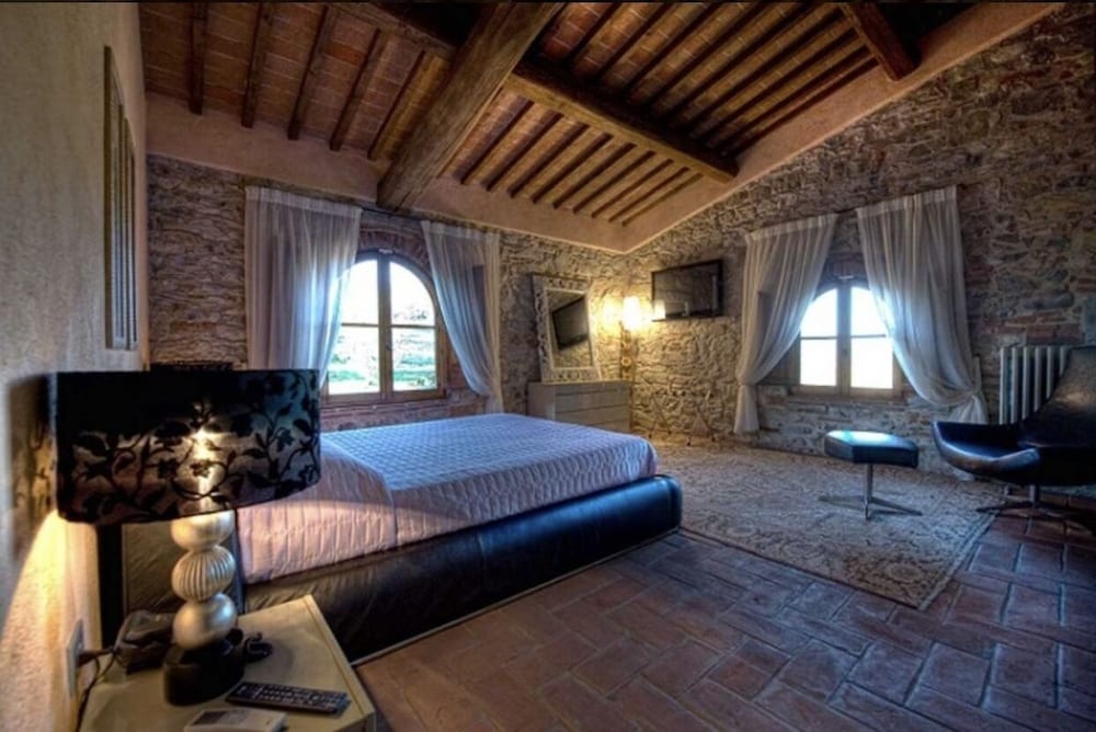 Room Overlooking the Vineyards and Florence