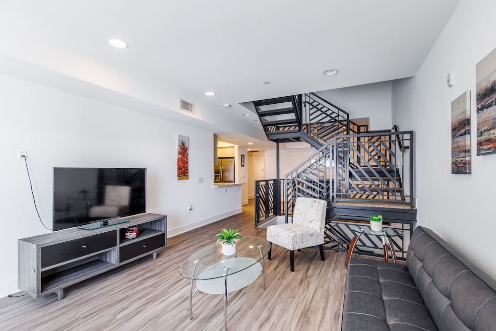 Heaven on Hollywood Boulevard Furnished Apartments