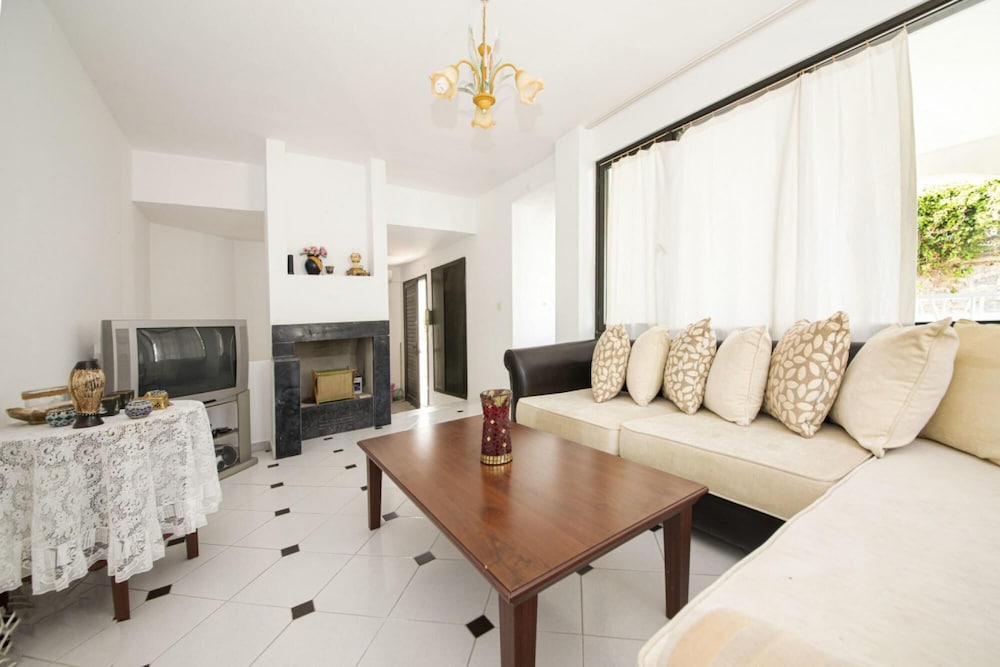 Villa in Bodrum With Shared Pool and Backyard