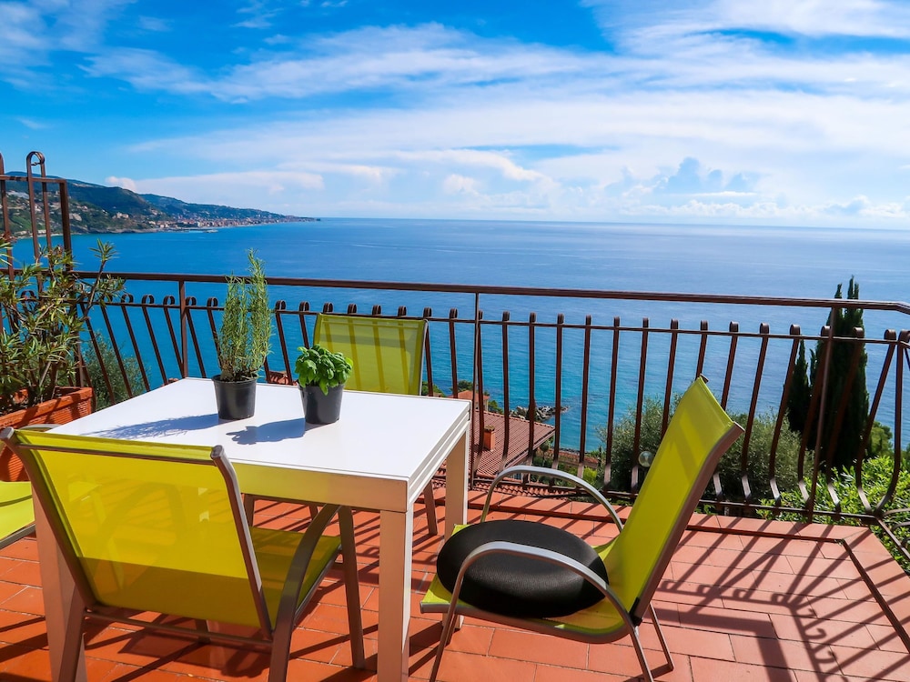 Paradise View Latte in Latte