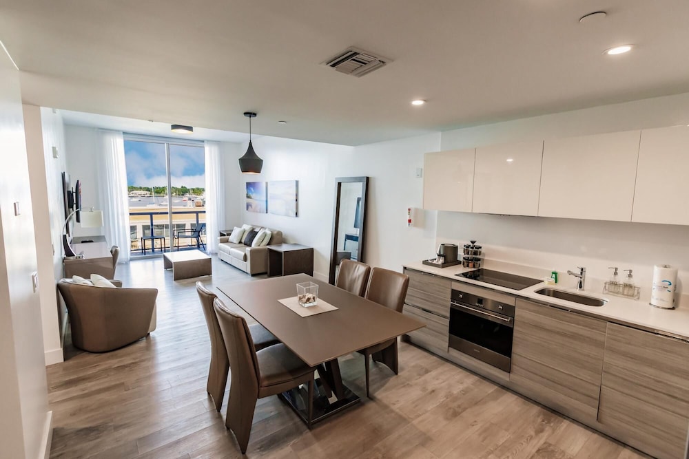 Upscale Modern 2 Bedroom Condo on the Beach