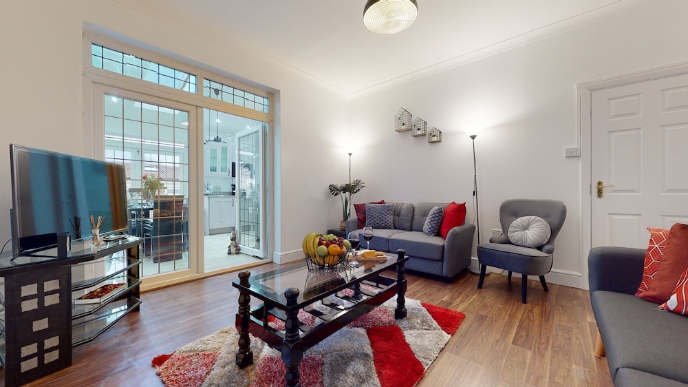 JDB Romford - Charming 4-bedroom House