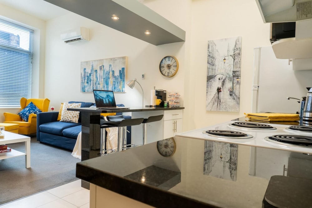 Cozy Downtown Loft Rooftop Patio BBQ Gym Coffee