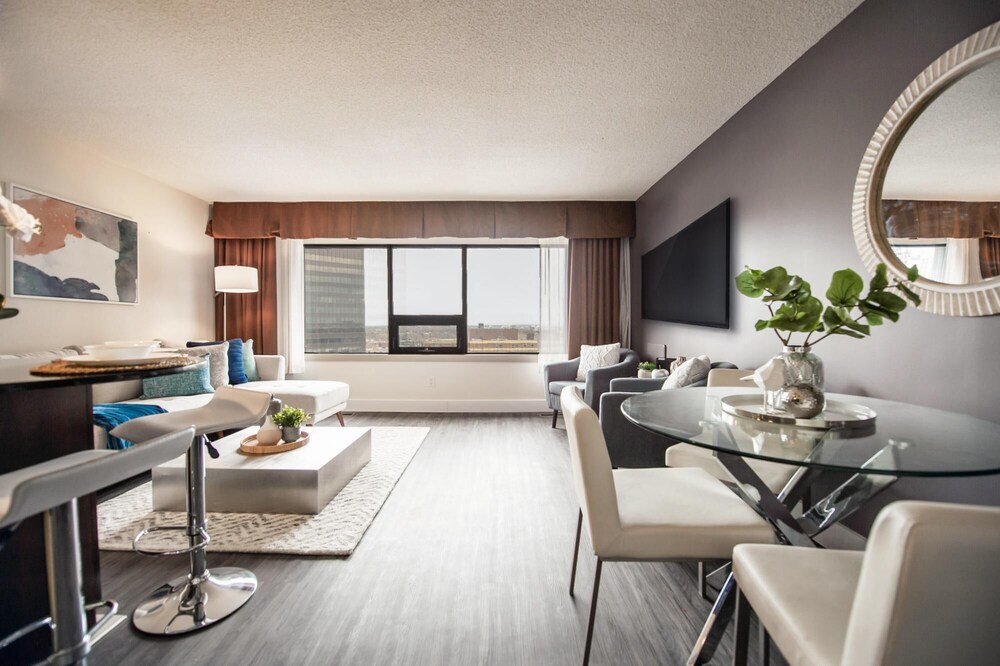 Luxury Downtown One Bedroom Suite