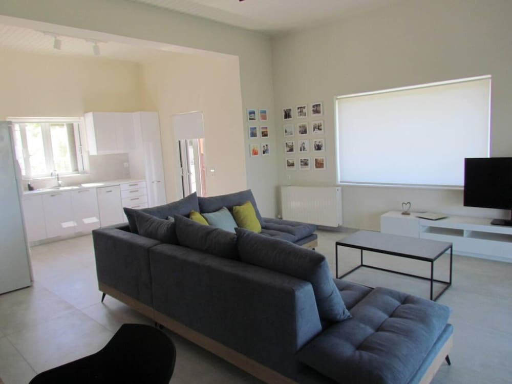 Beautiful 3-bed House in Chania With Garden