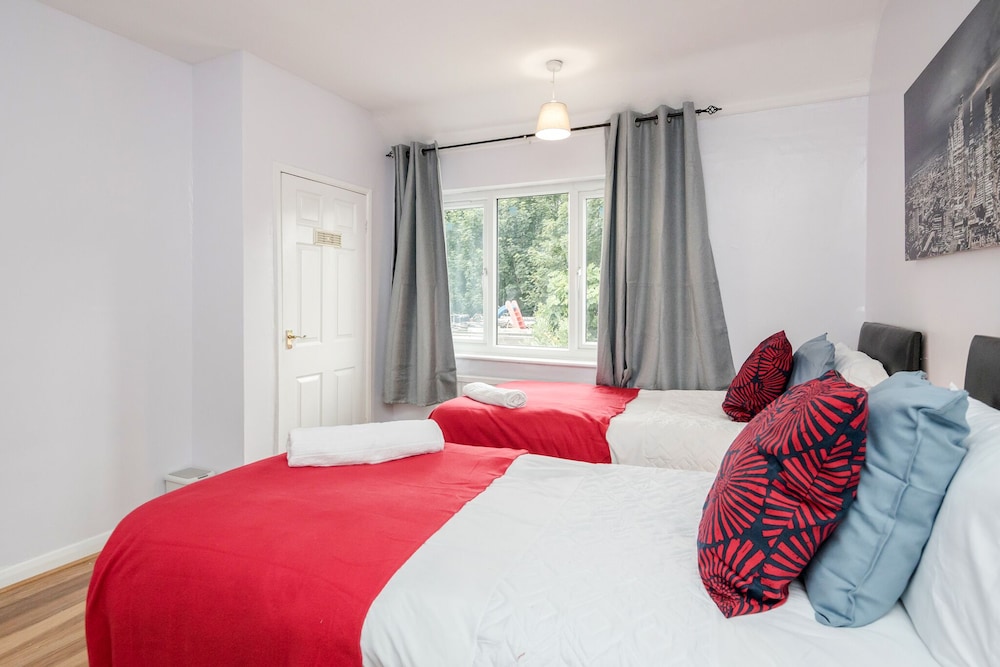 TMS Beautiful 4 Bedroom House!dagenham!freeparking