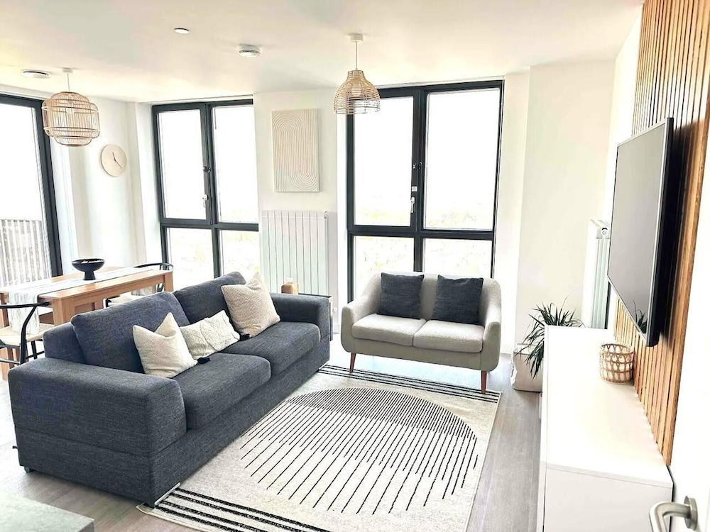 Beautiful 2 Bed Penthouse With Balcony Views Ldn