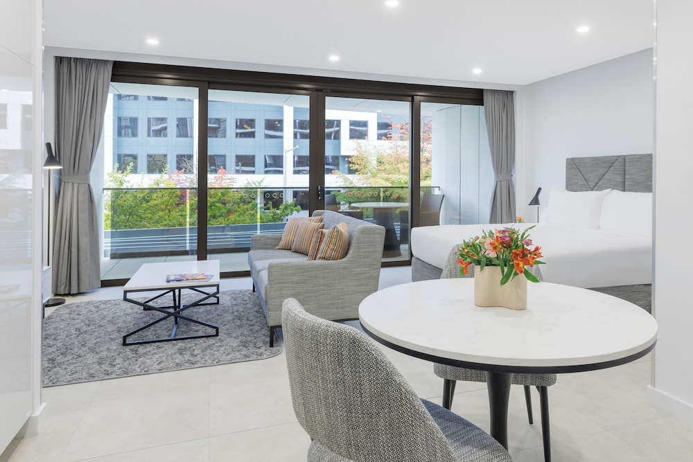 MERITON SUITES ALLARA STREET CANBERRA