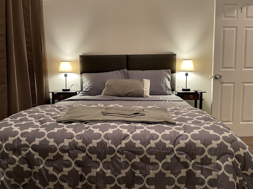 Downtown Private Rooms- Close to Topgolf
