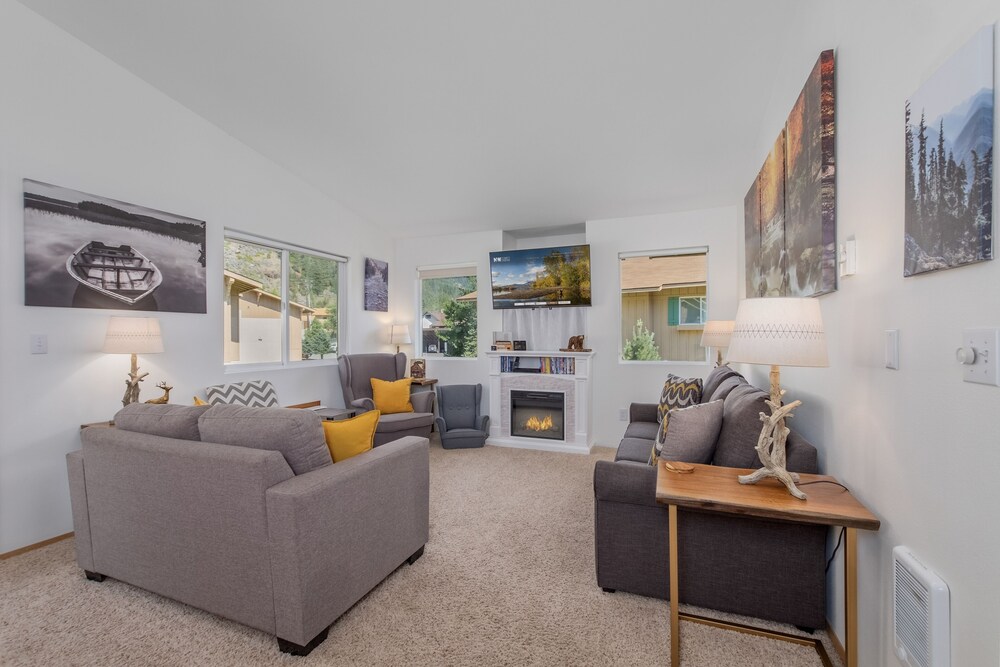 Alpine Family Haus 2 Bedroom Condo by NW Comfy Cabins by Redawning