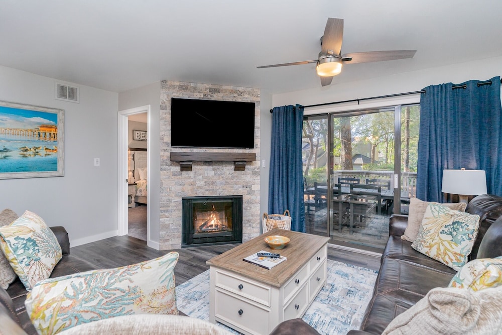 Completely Remodeled And Open 18c Richmond Park 2 Bedroom Villa