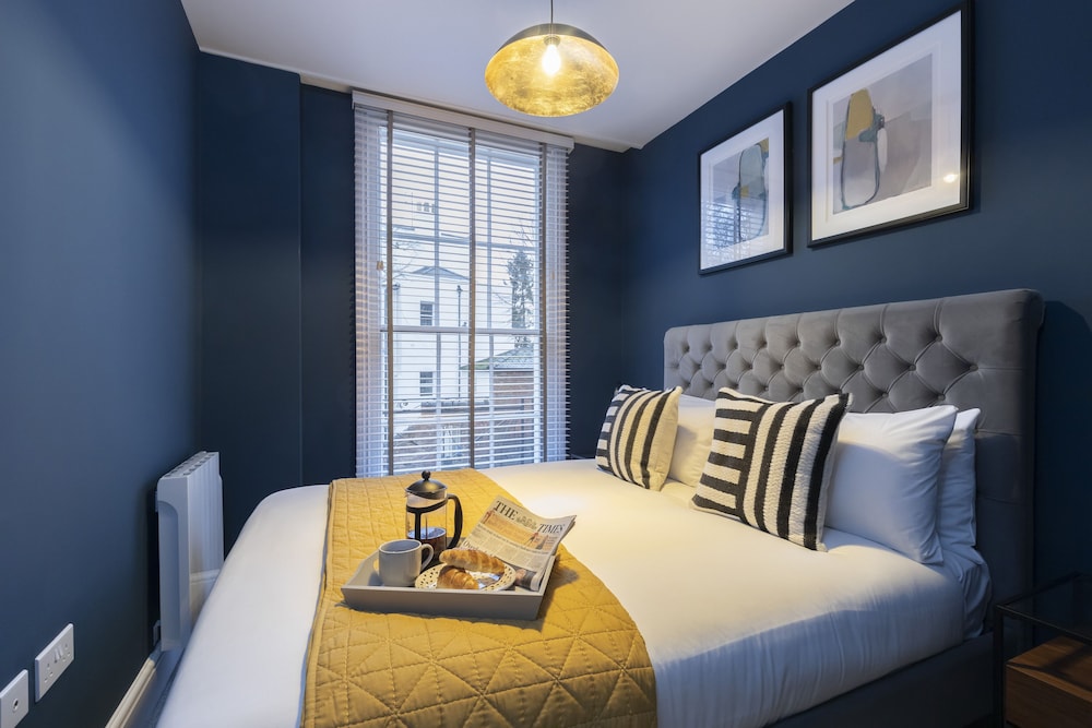Elliot Oliver - Luxury 2 Bedroom Regency Apartment With Parking & EV Charger