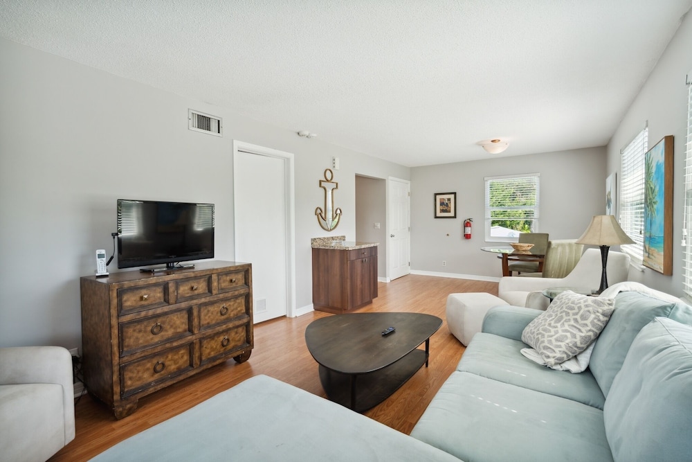 Waterfront Apartment With Shared Pool - Just 10 Mins To Beach! 1 Bedroom Apts by Redawning