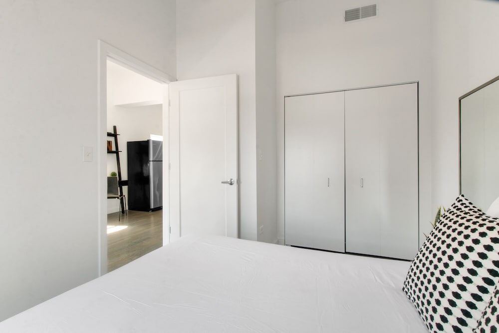 1BR Apt near Pay Parking in West Loop