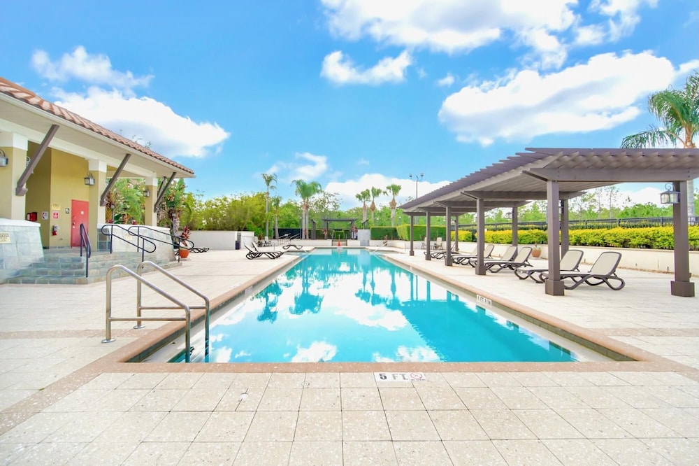 4BR Townhome - Resort Pool Access - Near Disney