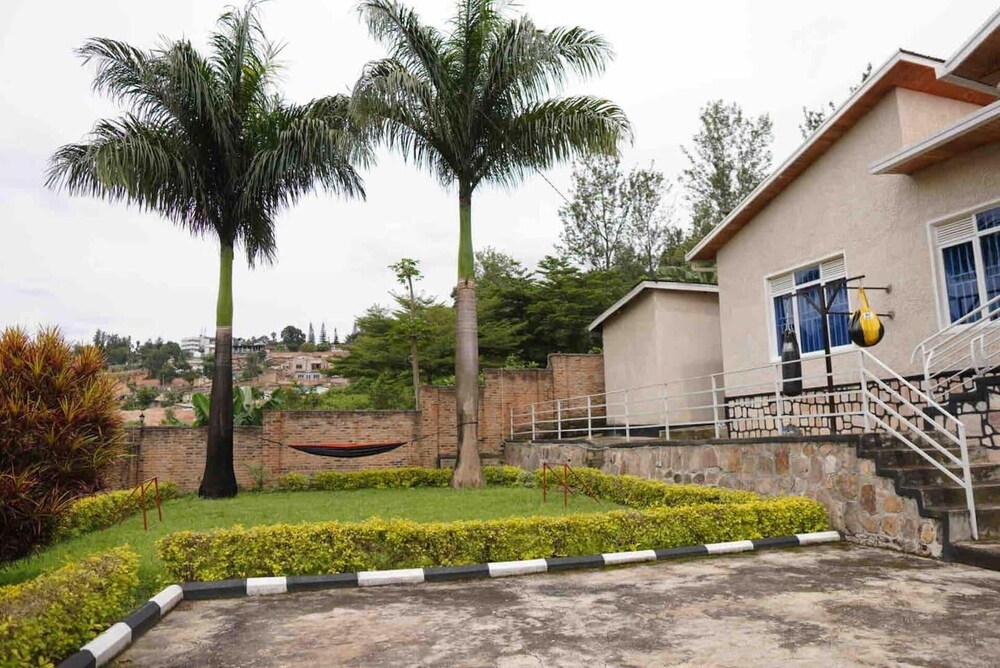 Entire Artistic House 5mins From Convention Centre