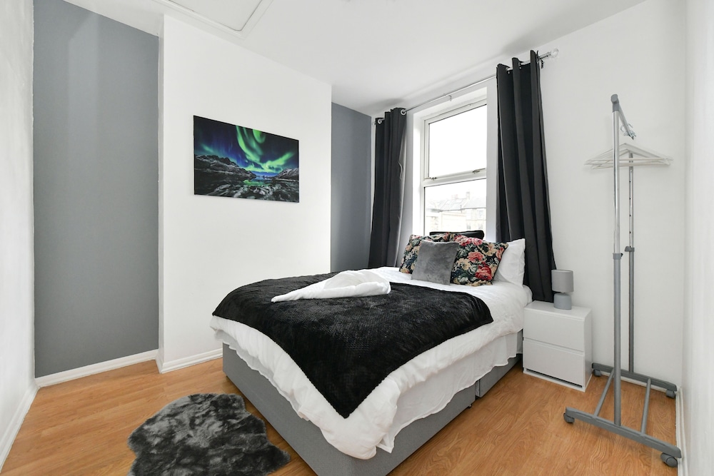 Impeccable 4-bed House in Brixton, London