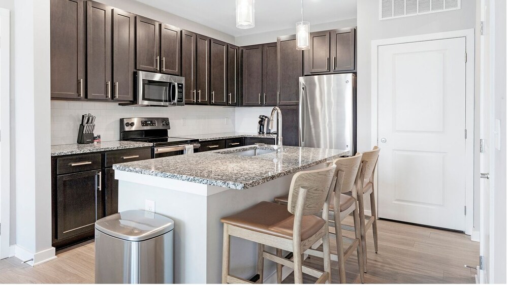 Contemporary Large 1br, In Unit Washer/dryer, Parking With All Amenities! 1 Bedroom Apts by Redawning