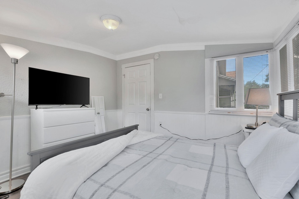 Le Chateau on Bayshore