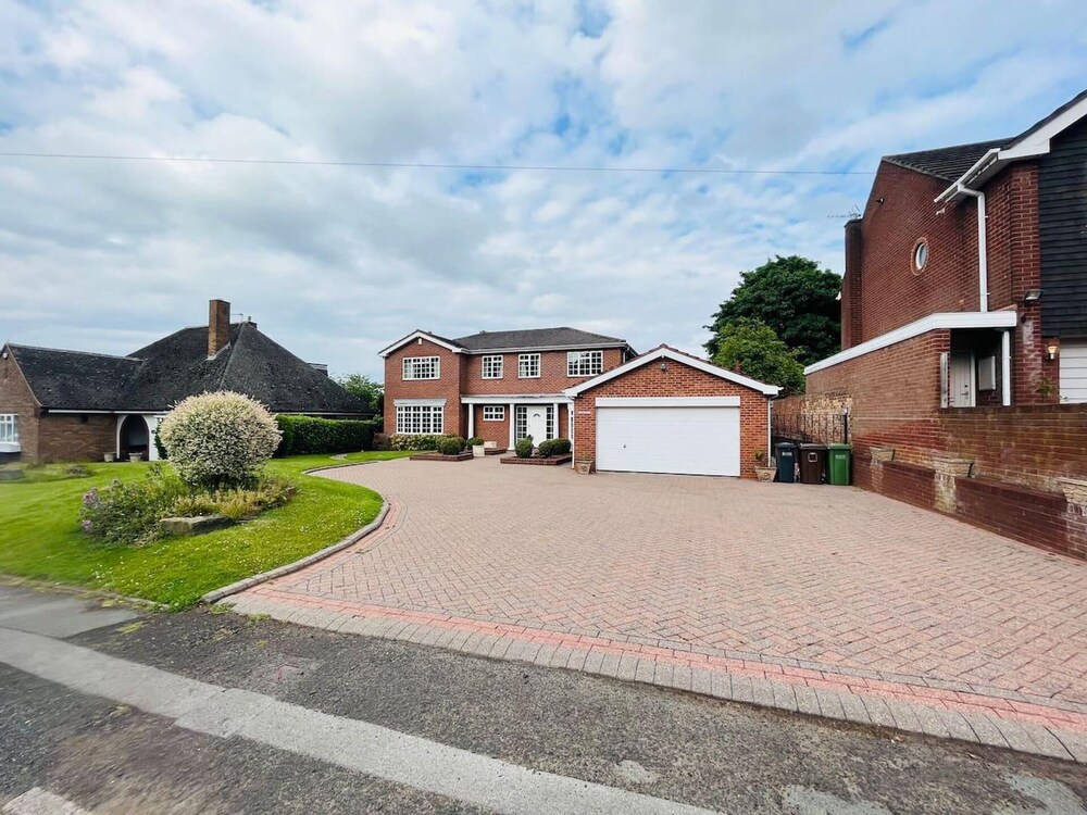 Lovely 10-bed House in Birmingham
