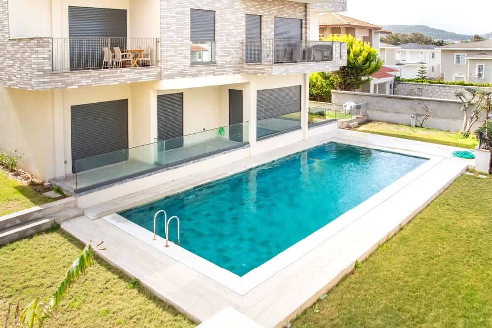 Gorgeous Apartment With Pool and Balcony In Izmir