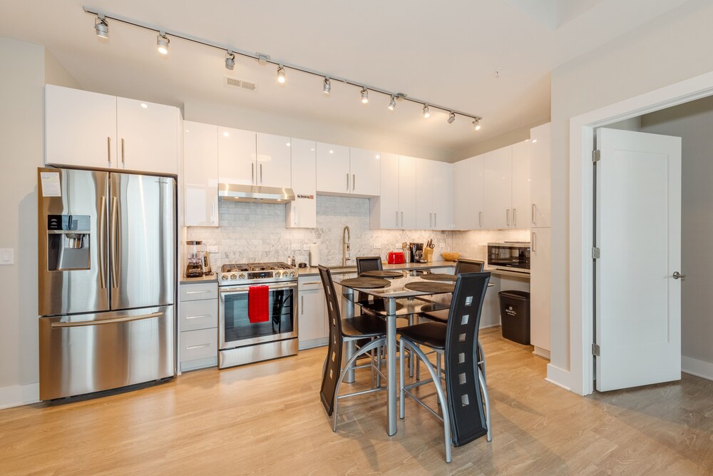 Spacious 2br Apt near Convention Center