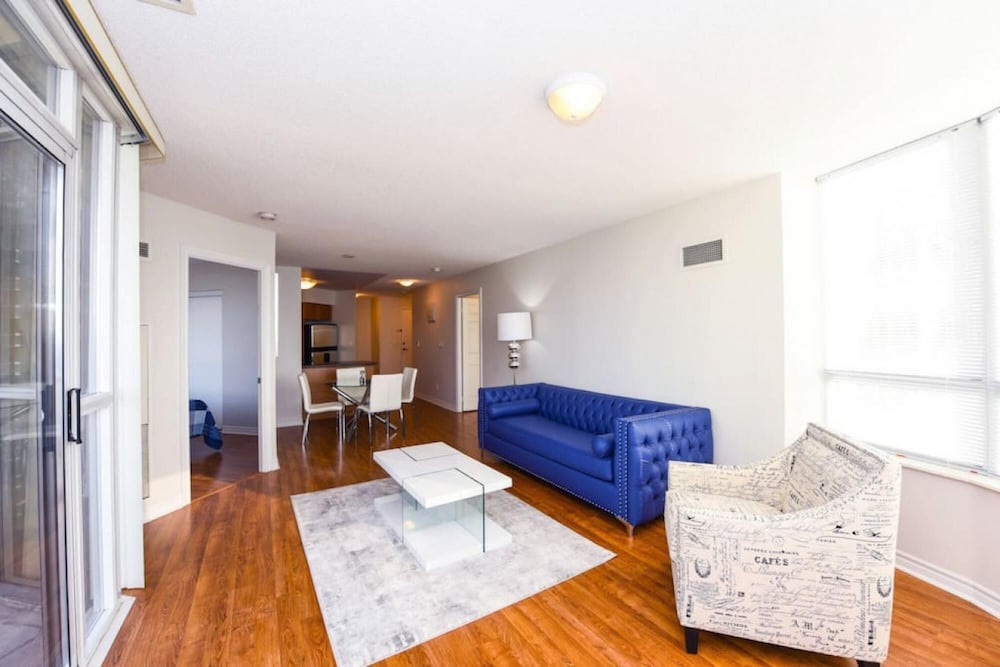 Panoramic 2 Bedroom Near Square One Mall
