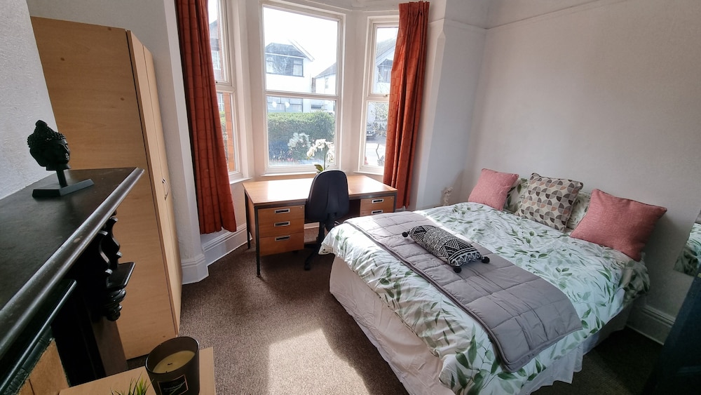 Spacious 5-bed House Great Location Coventry